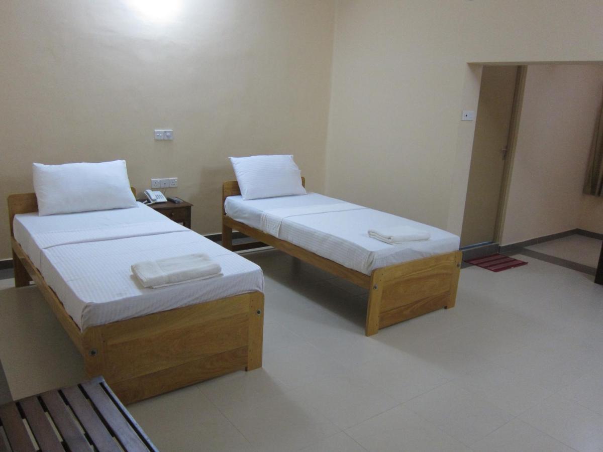 Hotel Oviya Vavuniya Exterior foto