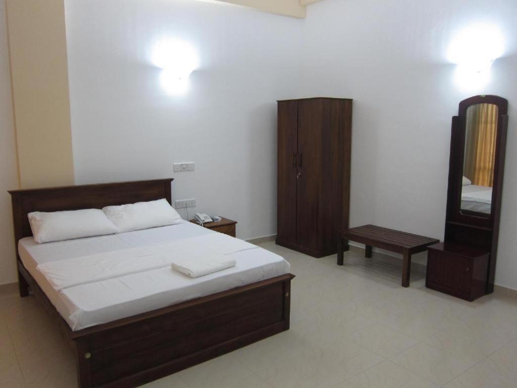 Hotel Oviya Vavuniya Exterior foto