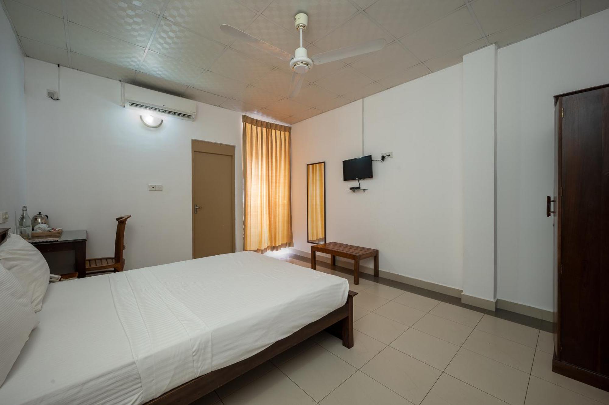 Hotel Oviya Vavuniya Exterior foto