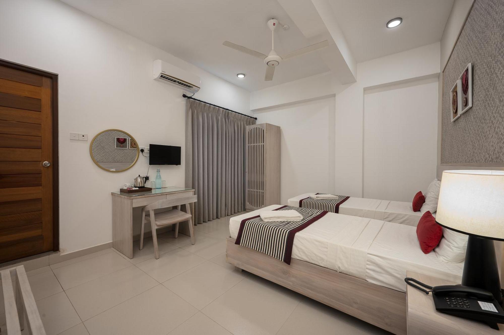 Hotel Oviya Vavuniya Exterior foto